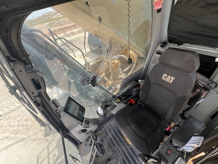 2021-caterpillar-395-image-42