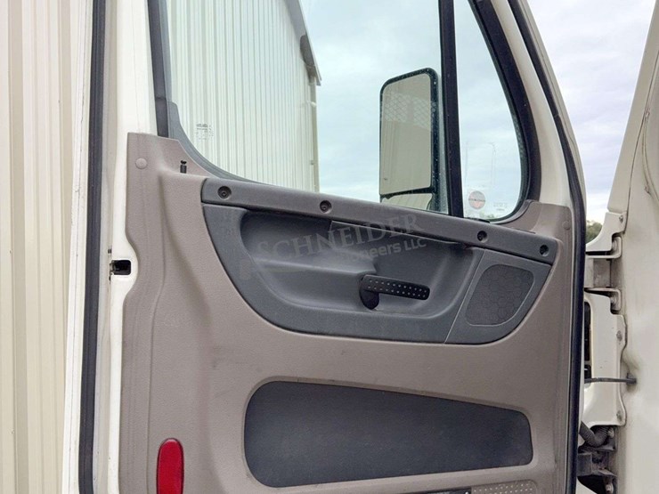 2012-freightliner-cascadia-113-image-65