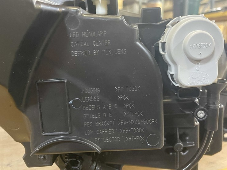 #8606-•-lincoln-suv-headlights-(pr12)-image-10