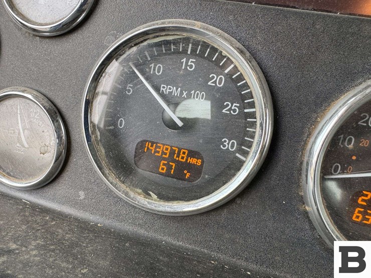 2013-peterbilt-348-image-59