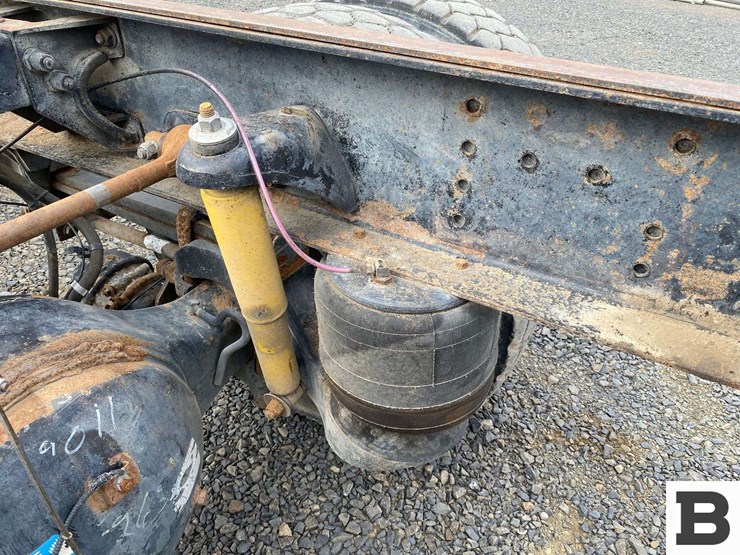 2002-peterbilt-330-image-21