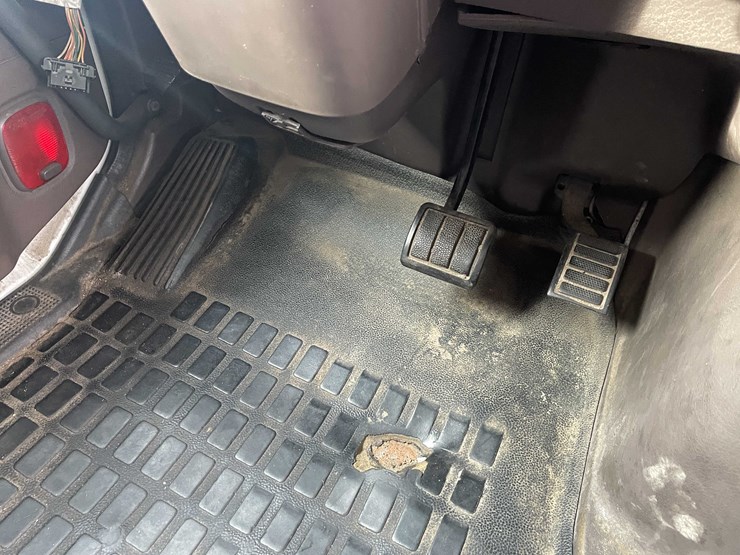 #1372-•-2014-volvo-sleeper-semi-(has-wi-title)-(of)-image-61