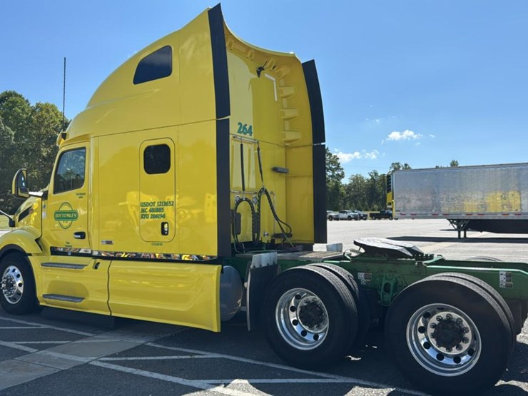 2023-peterbilt-579-image-3