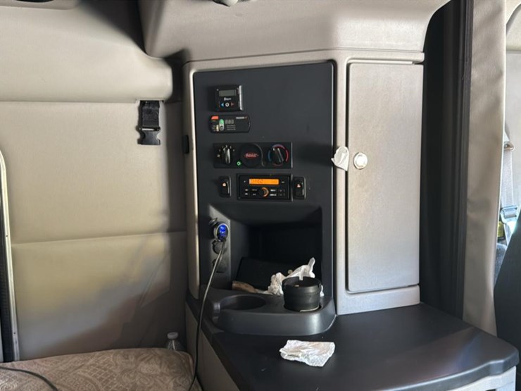 2023-peterbilt-579-image-69