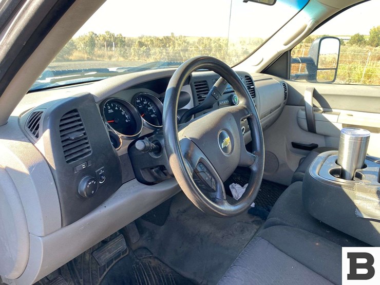 2013-chevrolet-silverado-3500-image-32