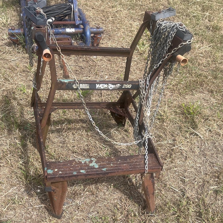 #202 • MISC PORTABLE PROJECT CENTER AND VICE