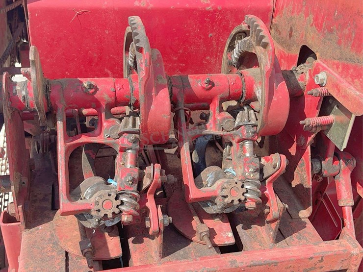 new-holland-275-image-30