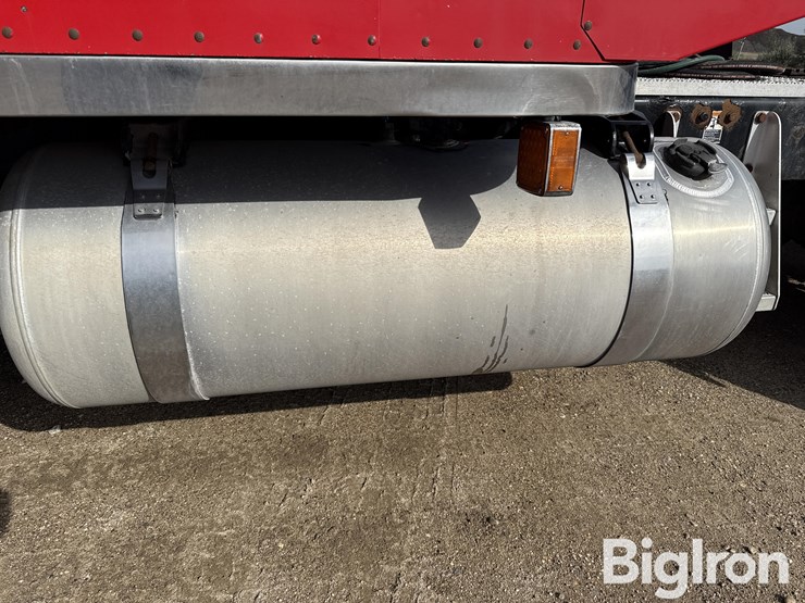 2011-peterbilt-388-image-15