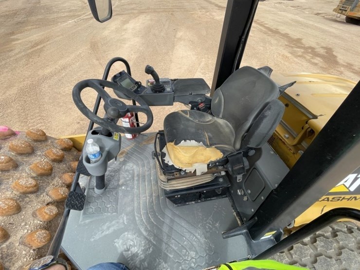 2018-caterpillar-cp56b-image-25