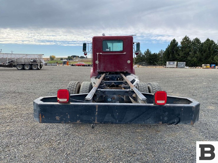 2002-peterbilt-330-image-5