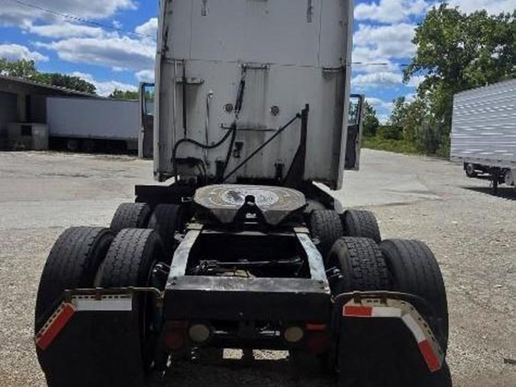 2010-peterbilt-387-image-3