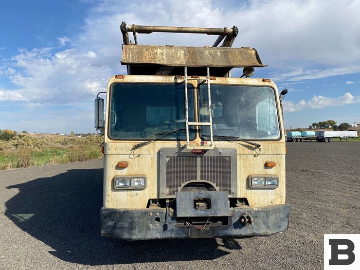 2006-peterbilt-320-image-9