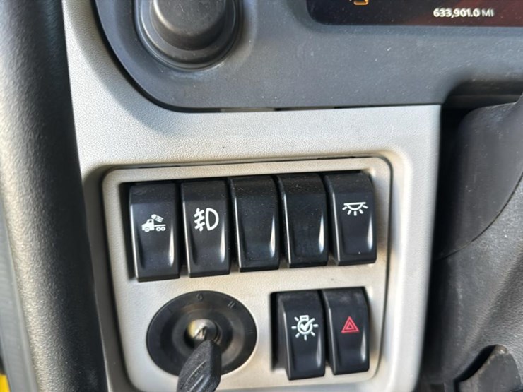 2023-peterbilt-579-image-54