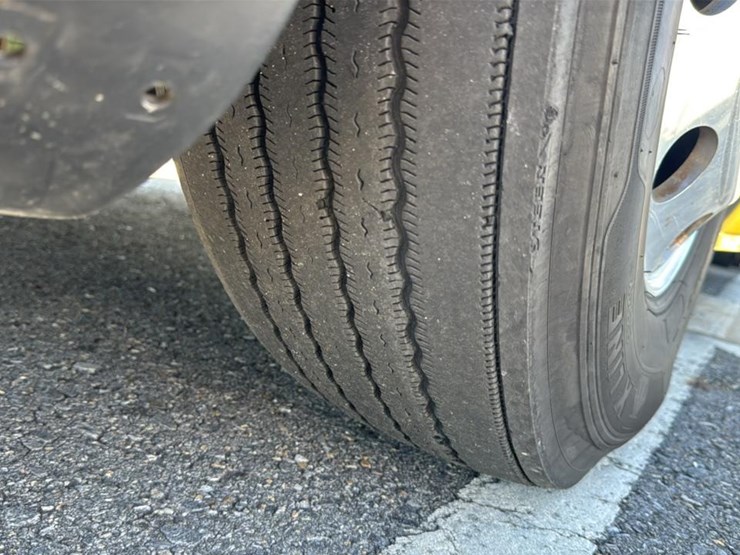 2023-peterbilt-579-image-18