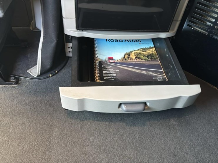 2023-peterbilt-579-image-60