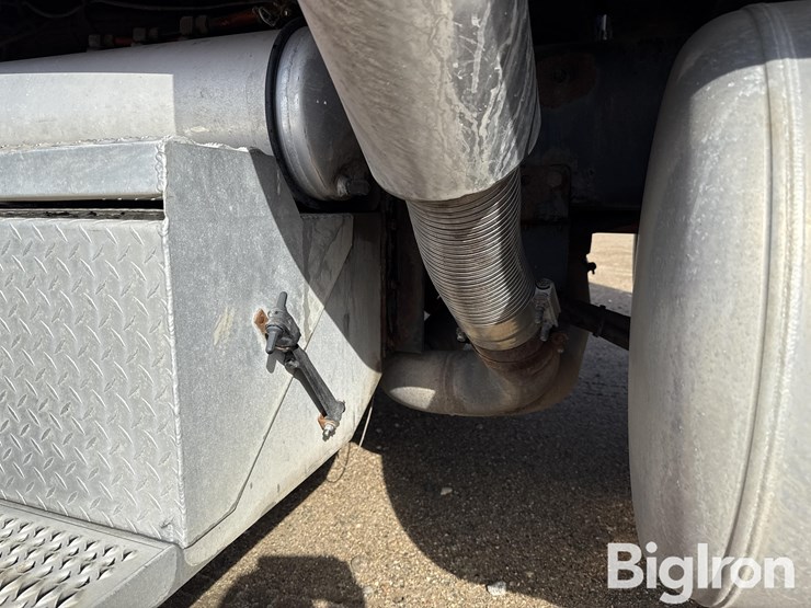 2011-peterbilt-388-image-14