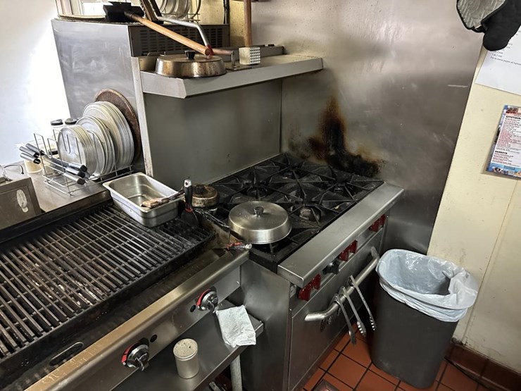 #100-•-waterfront-pub-with-4-bed/2-bath-apartment-image-77