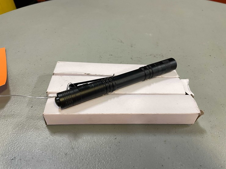 #8528-•-(4)-led-mechanic's-flashlights-(pr12)-image-4