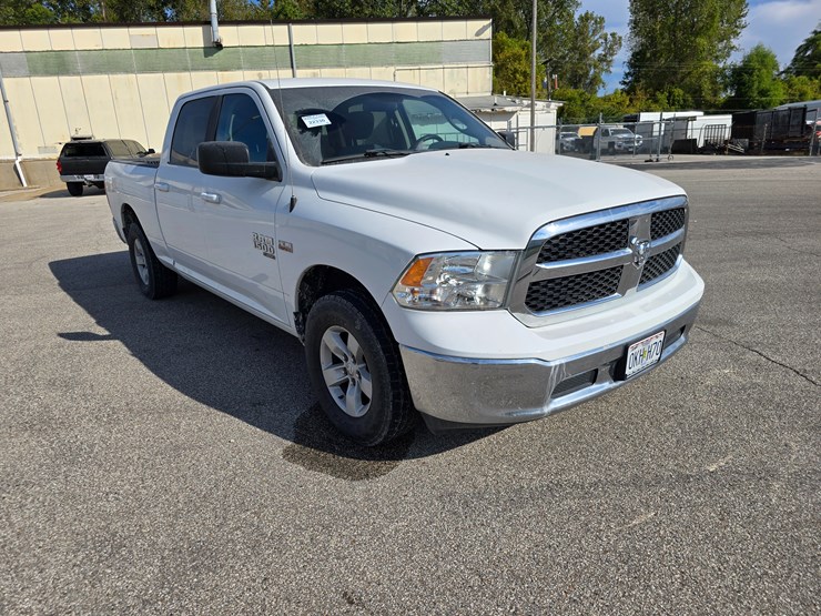 2020-ram-1500-classic-image-24