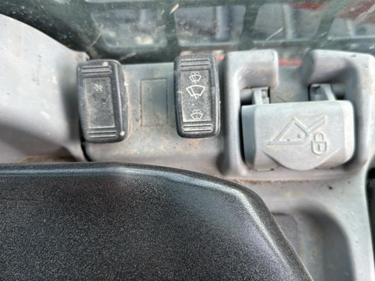 #1100-•-2018-kubota-svl95-2-skid-steer-image-28