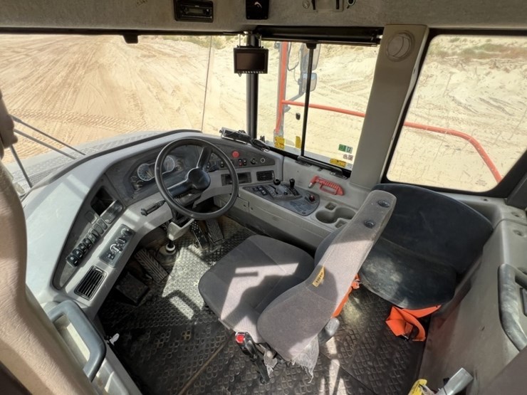 2020-volvo-a60h-image-28