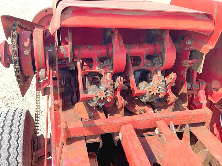 new-holland-275-image-18