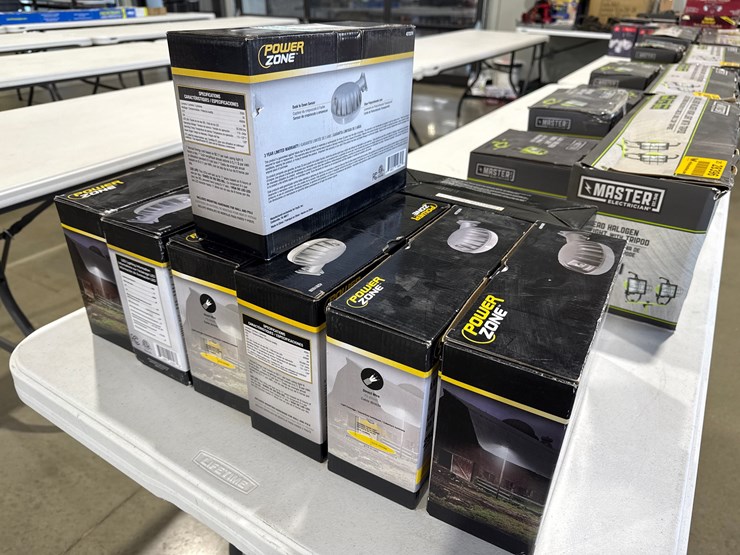 #28395-•-lot-of-(8)-power-zone-led-dusk-to-dawn-utility-lights-image-4