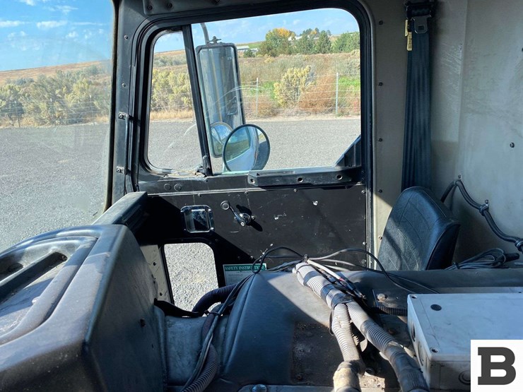 2006-peterbilt-320-image-55