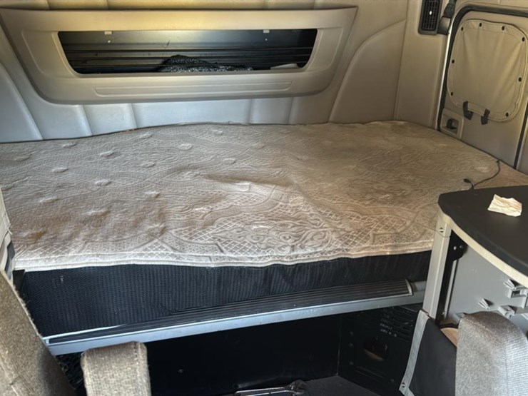 2023-peterbilt-579-image-61