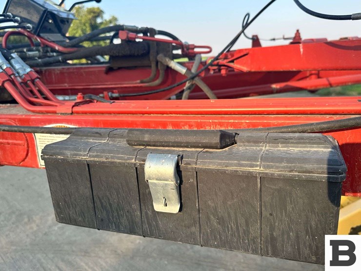 new-holland-216-image-14