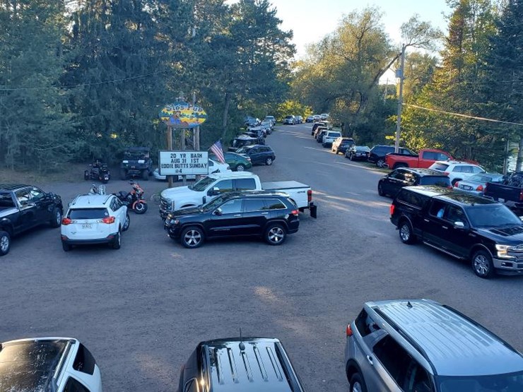 #100-•-waterfront-pub-with-4-bed/2-bath-apartment-image-149