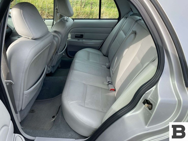 2005-ford-crown-victoria-sedan-image-15