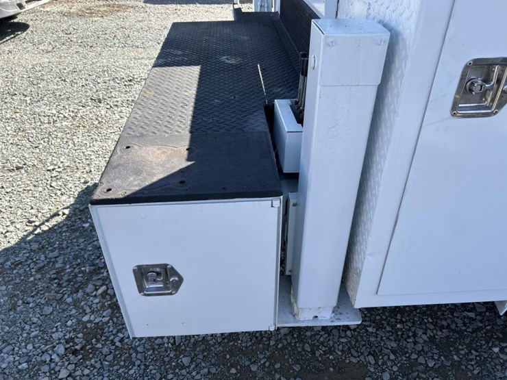 2017-peterbilt-337-image-35