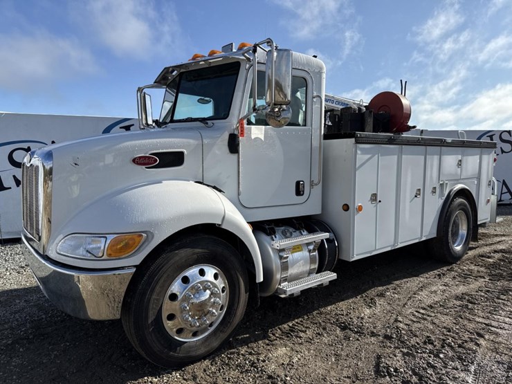 2017-peterbilt-337-image-1