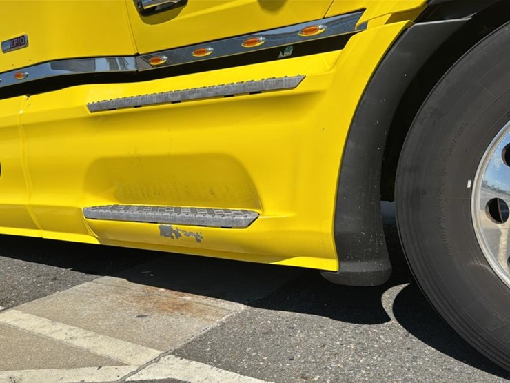 2023-peterbilt-579-image-15