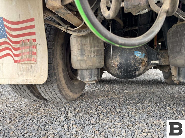 2013-peterbilt-348-image-31