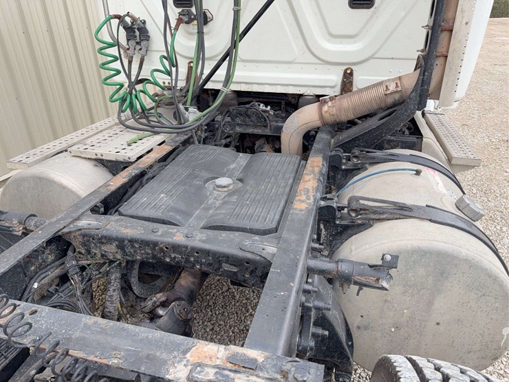 2012-freightliner-cascadia-113-image-23