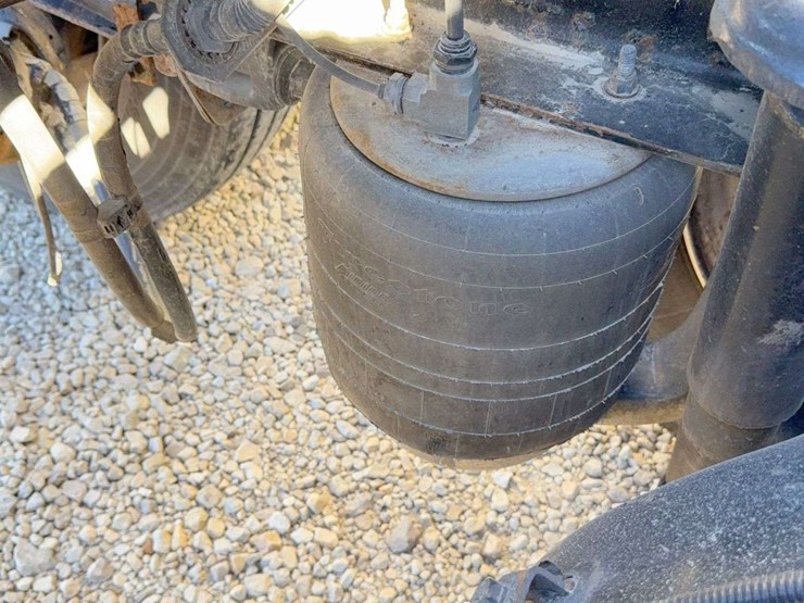 2017-peterbilt-579-image-38