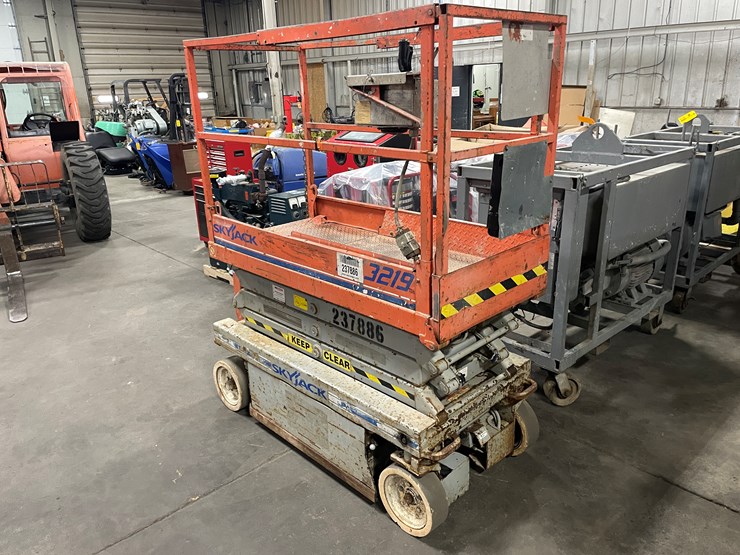 #1382-•-19'-scissor-lift-(f)-image-3