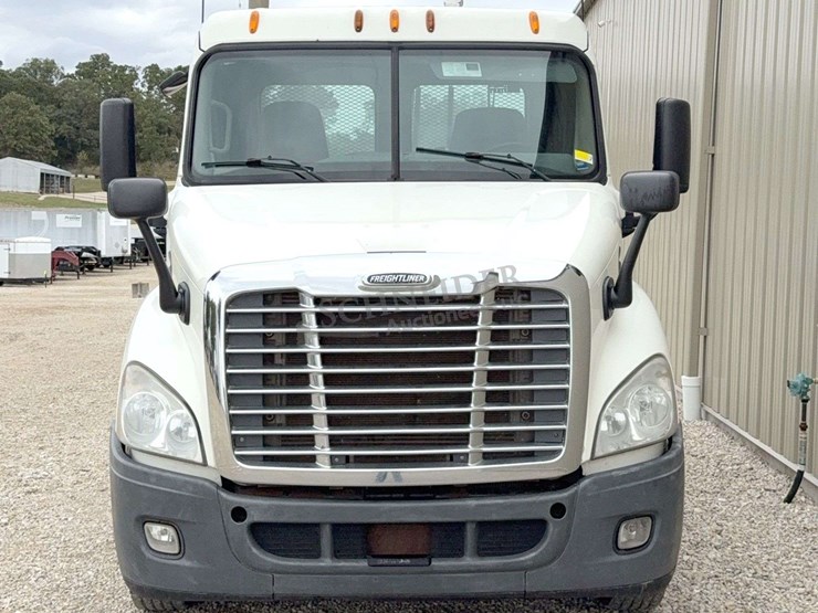 2012-freightliner-cascadia-113-image-8