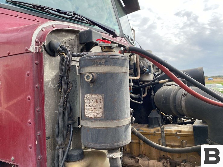 2002-peterbilt-330-image-45