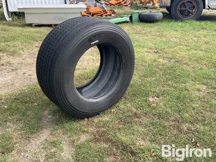 michelin-445/50r22.5-tire-image-1