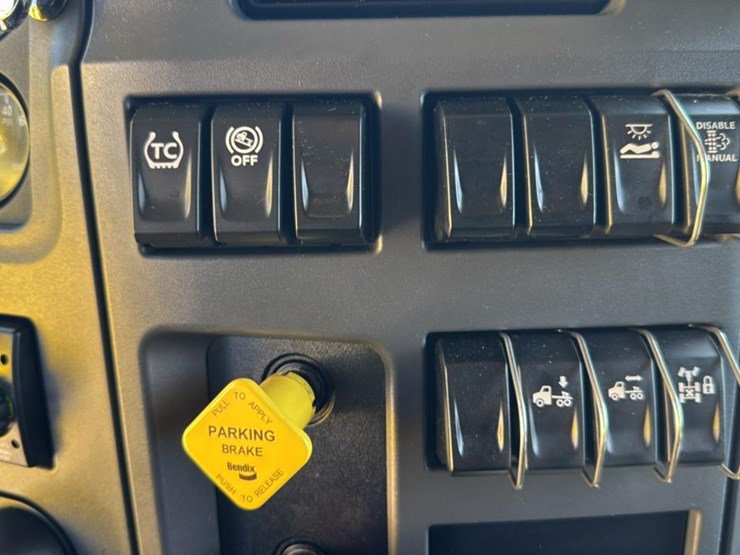 2023-peterbilt-579-image-45