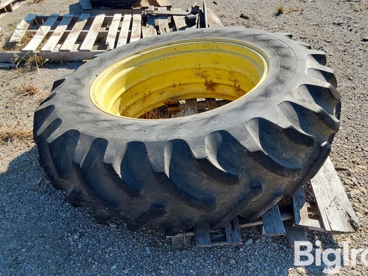 multi-trac-l/s-rear-tractor-16.9x34-bar-tire-on-john-deere-rim-image-8