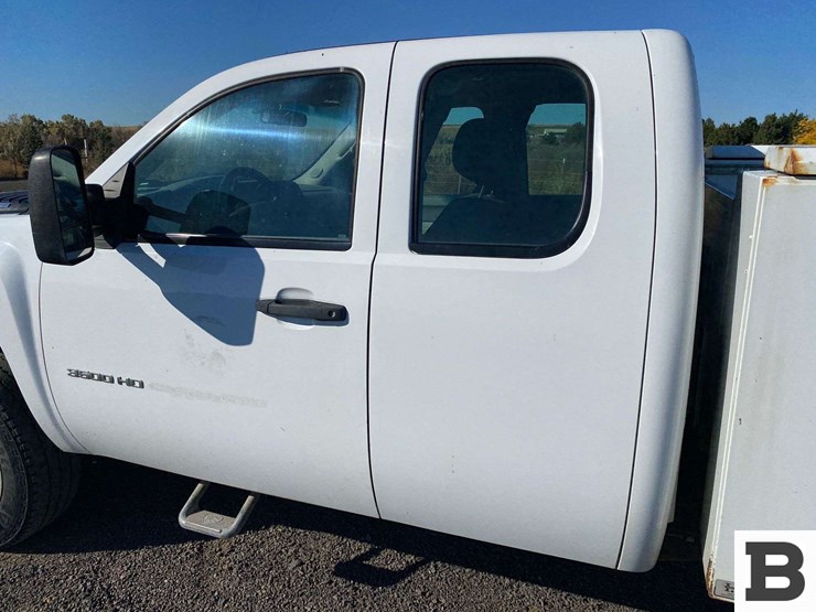 2013-chevrolet-silverado-3500-image-13