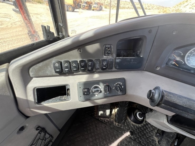 2020-volvo-a60h-image-28