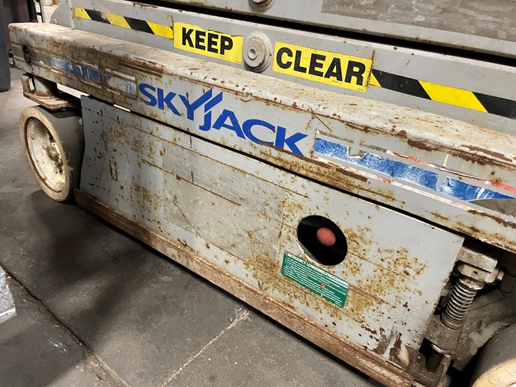 #1382-•-19'-scissor-lift-(f)-image-26