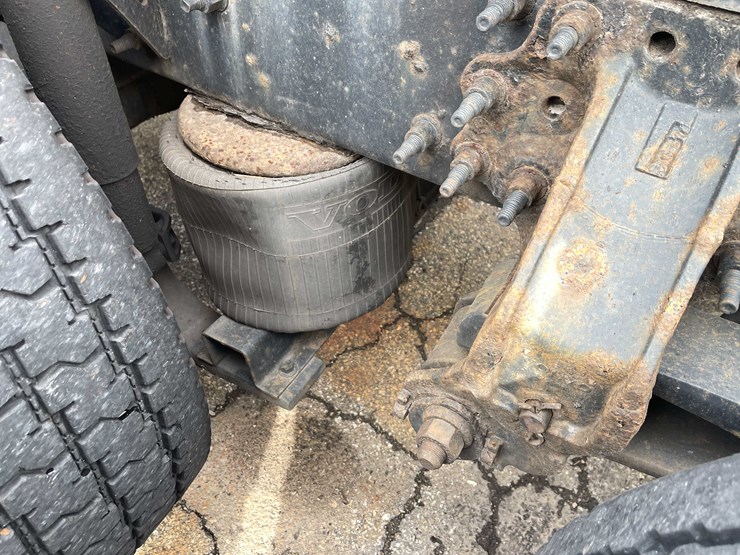 #1372-•-2014-volvo-sleeper-semi-(has-wi-title)-(of)-image-96