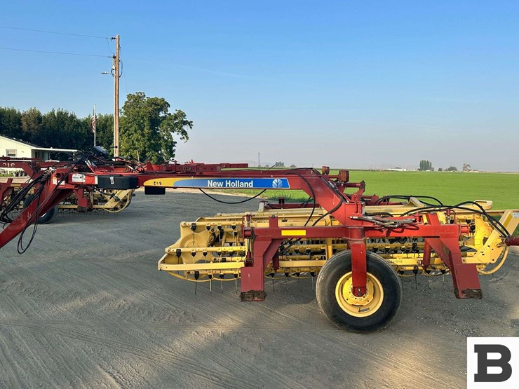 new-holland-216-image-3