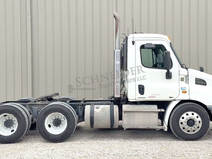 2012-freightliner-cascadia-113-image-3